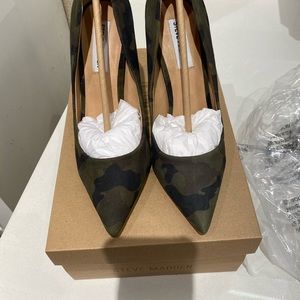 Camouflage pumps